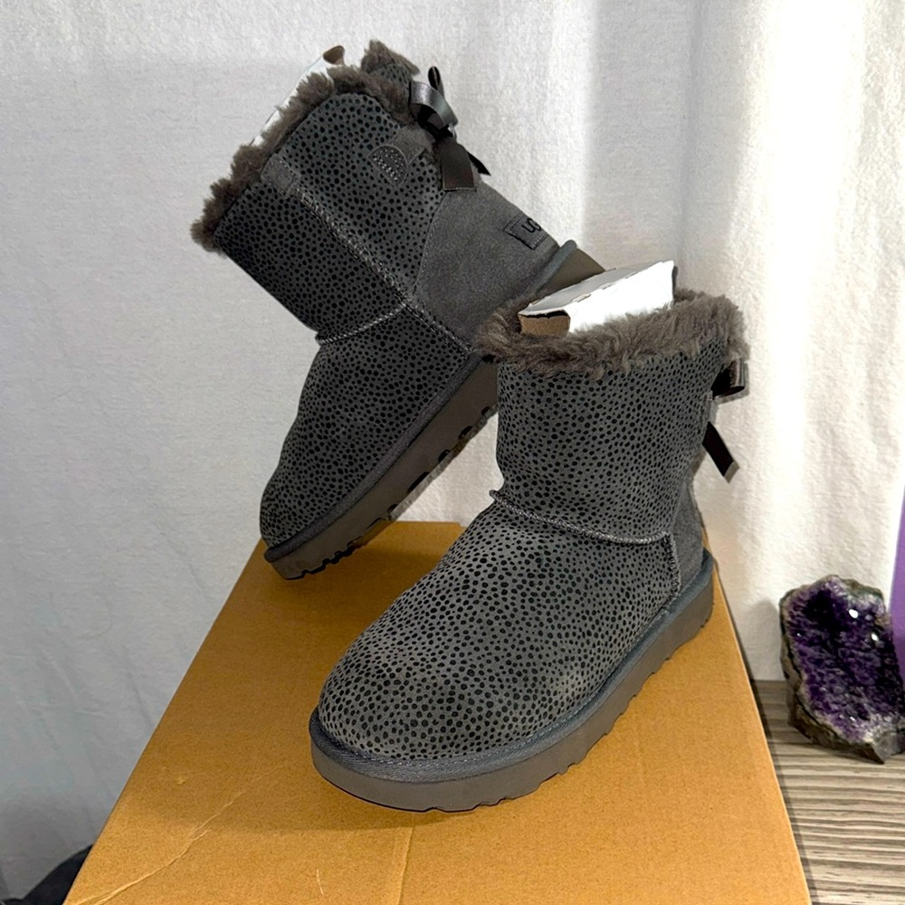 UGG, mini Bailey bow, micro cheetah-size 6